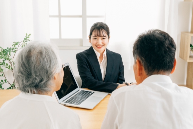 多治見市 おりべ相続サポート－孫への生前贈与に関する相談をしているイメージ