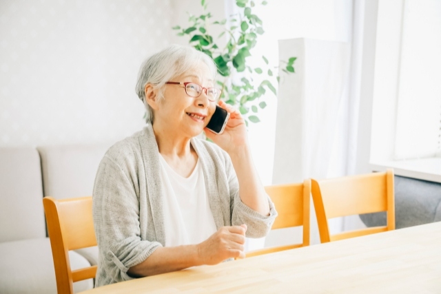 電話をかけるご年配の方